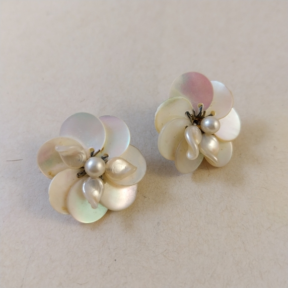 Louis Rousselet Elegant Pearl Flower Earrings 1940 - Picture 2 of 10
